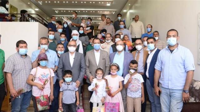 رئيس جامعة أسيوط يستقبل 30 طفلا ليبيا