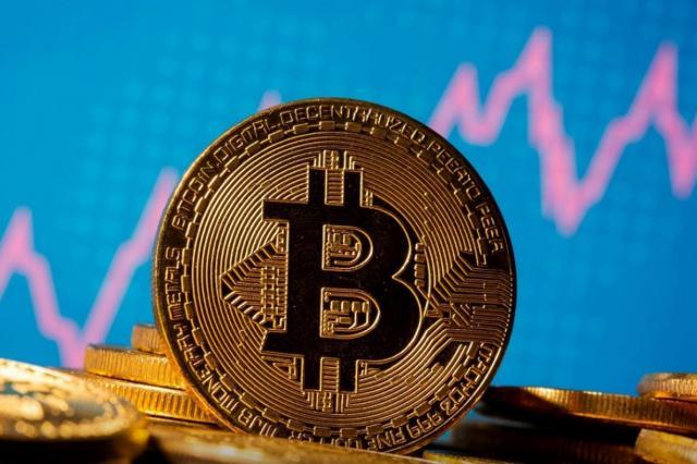 بيتكوين ترتفع إلى أكثر من 44 ألف دولار
