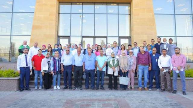 صورة تذكارية لأطباء الأورام امام شفاء الأورمان