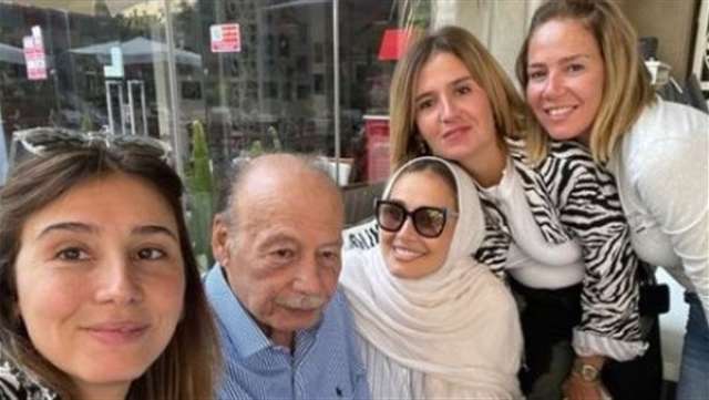 حلا شيحة ووالدها وشقيقاتها