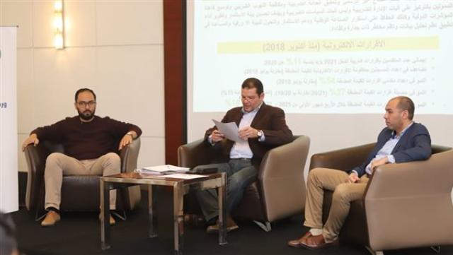 نائب وزير المالية خلال لقائه بالصحفيين
