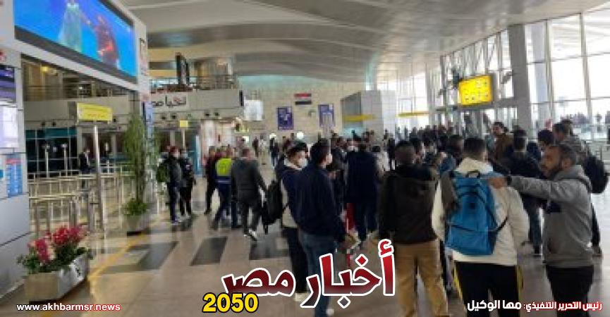 تجمع الجمهور استعدادا للسفر إلى الكاميرون