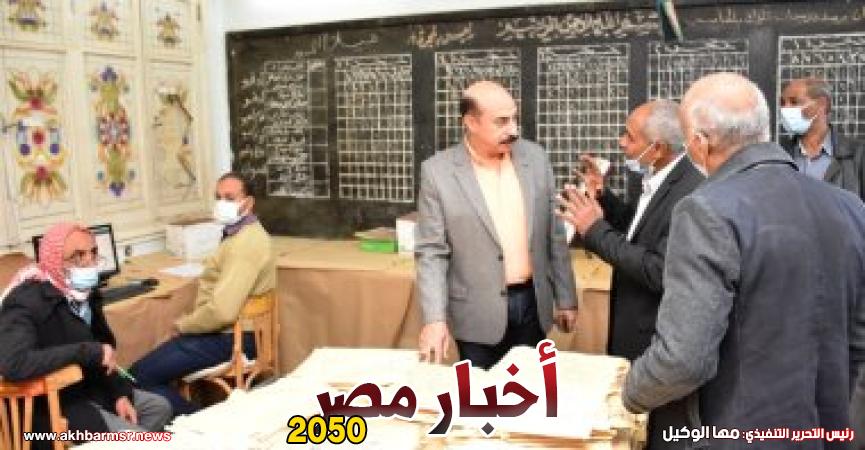 محافظ أسوان يتفقد تصحيح امتحانات الشهادة الإعدادية