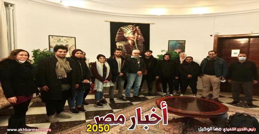 سفير مصر فى بوخارست خلال استقبال عدد من المصريين القادمين من أوكرانيا