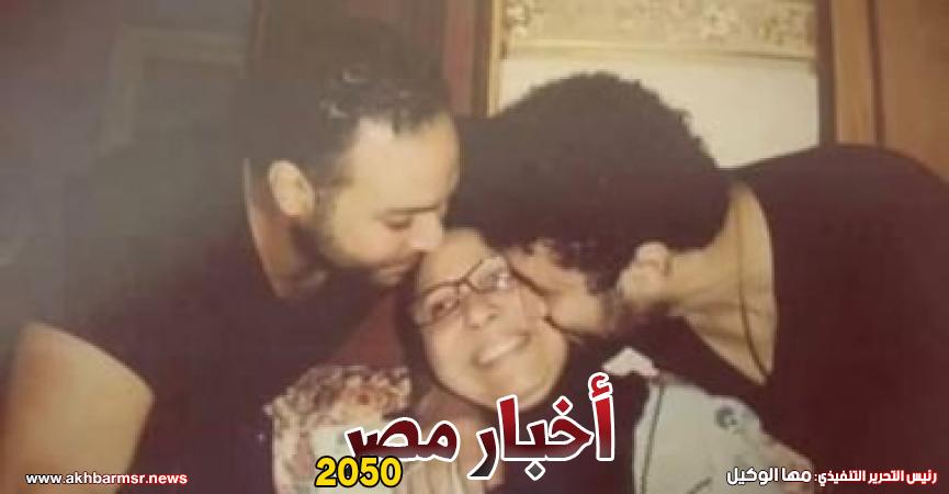 محمد عز ووالدته
