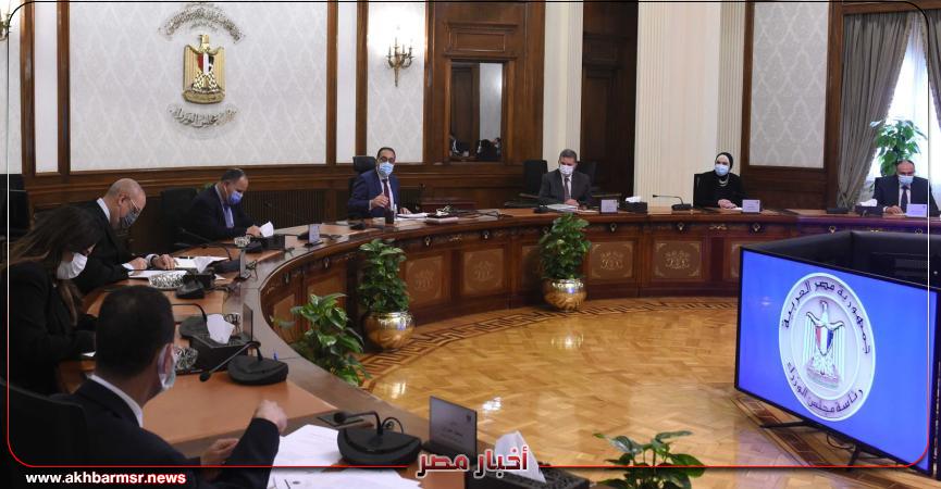 رئيس الوزراء يستعرض الآثار الناتجة عن ارتفاع سعر الصرف في موازنات الشركات