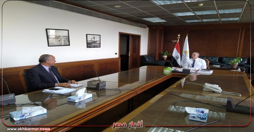 اجتماع وزير الري مع عدد من قيادات الوزارة التنفيذية