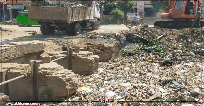 رفع 4 أطنان قمامة من ترعة النعناعية في الشهداء بالمنوفية