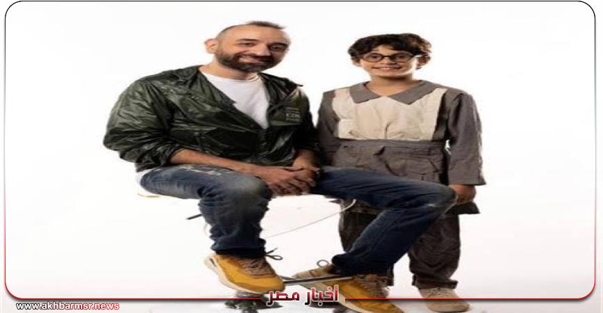 المخرج عمرو سلامة ينشر جلسة تصوير من «برا المنهج» معتصم الشاهد
