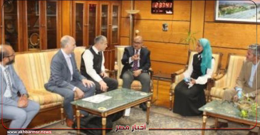 رئيس جامعة أسيوط يستقبل عددا من أساتذة العلاج الطبيعى