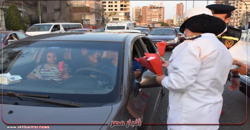 الداخلية توزع الهدايا