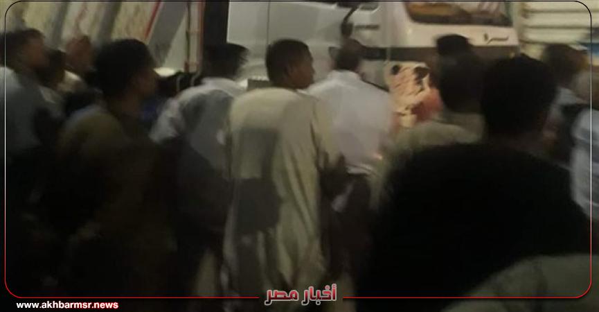 محافظات تجمع عدد من الأهالي في أسوان