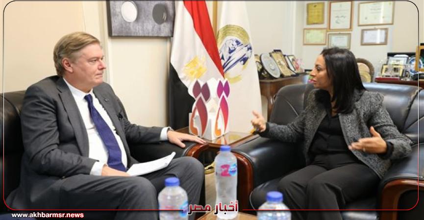 سياسة جانب من الاجتماع