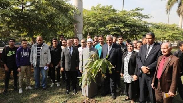 رئيس جامعة الأزهر يشارك في تفعيل مبادرة ازرع شجرة مثمرة باسمك