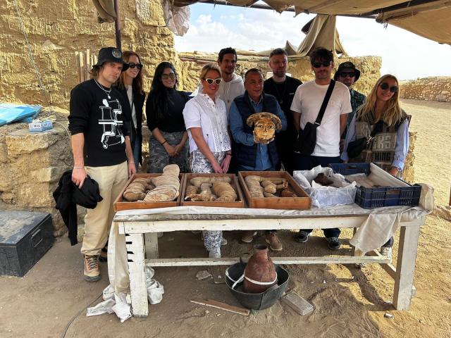 مسئولي دار الأزياء الفرنسية ديور وعدد من المؤثرين والمدونين العالميين في زيارة لمنطقة آثار سقارة