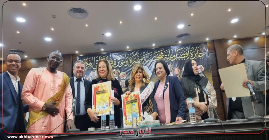 الإعلامية مها الوكيل تتسلم الجائزة