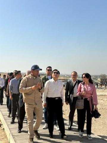وزير الثقافة والسياحة الصيني يزور منطقة أهرامات الجيزة