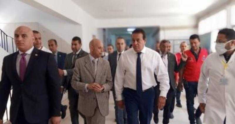 شهر مكافأة للعاملين.. وزير الصحة يشيد بالخدمات المقدمة فى مستشفى الصالحية المركزى