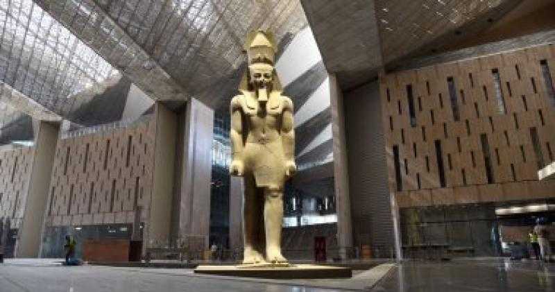 الانتهاء من وضع أكثر من 50% من الآثار الثقيلة داخل المتحف المصري الكبير