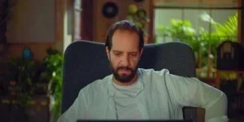 أحمد أمين يهدي جائزته لطه دسوقي: «شايفه أحسن كوميدي في الموسم اللي فات»
