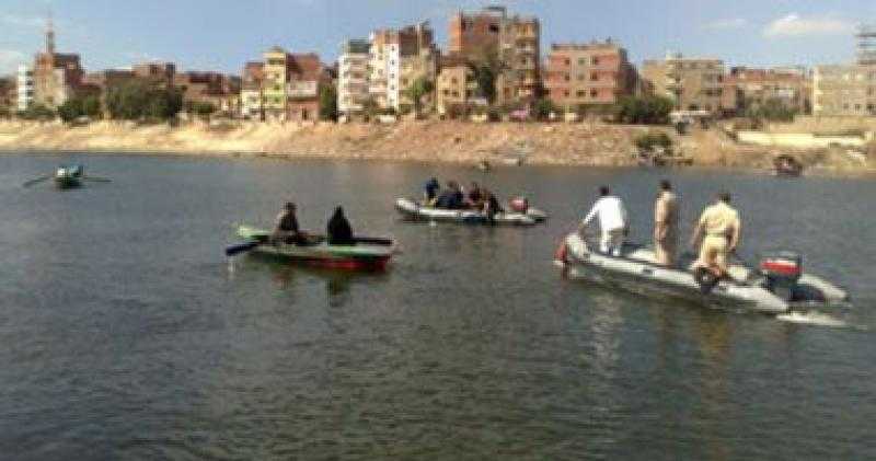 انتشال جثة غريق من هر النيل فى منطقة الصف بالجيزة