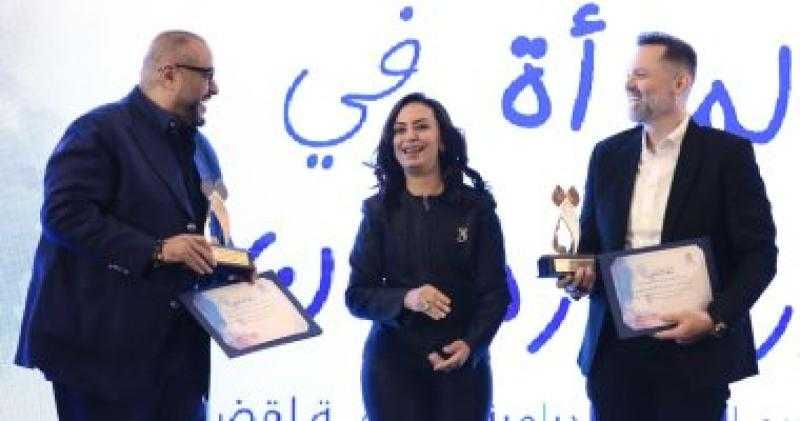 محمد محمود عبد العزيز يشكر المجلس القومى للمرأة على تكريمه عن دوره فى ”حضرة العمدة”