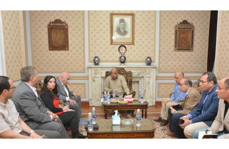 استعدادا لبدء افتتاح المصانع الجديدة.. وزير قطاع الأعمال يبدأ جولة ميدانية داخل غزل المحلة