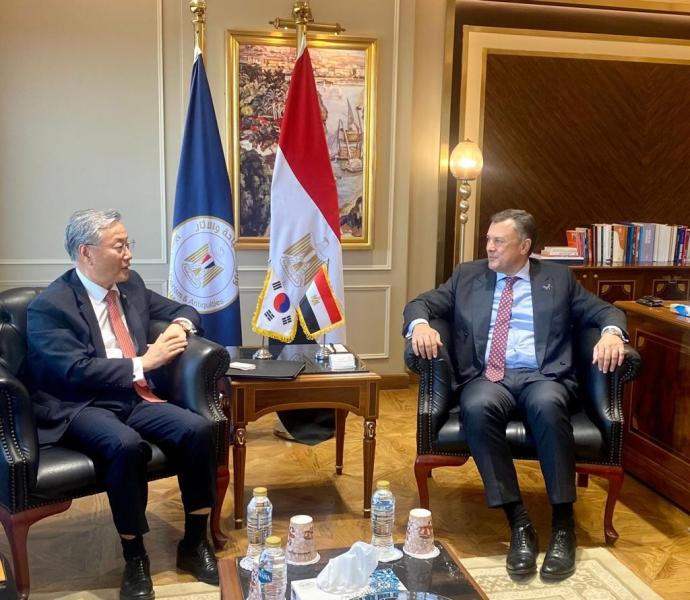 وزير السياحة والآثار يلتقي بسفير كوريا الجنوبية بالقاهرة لبحث سبل تعزيز التعاون بين البلدين في مجال السياحة والآثار