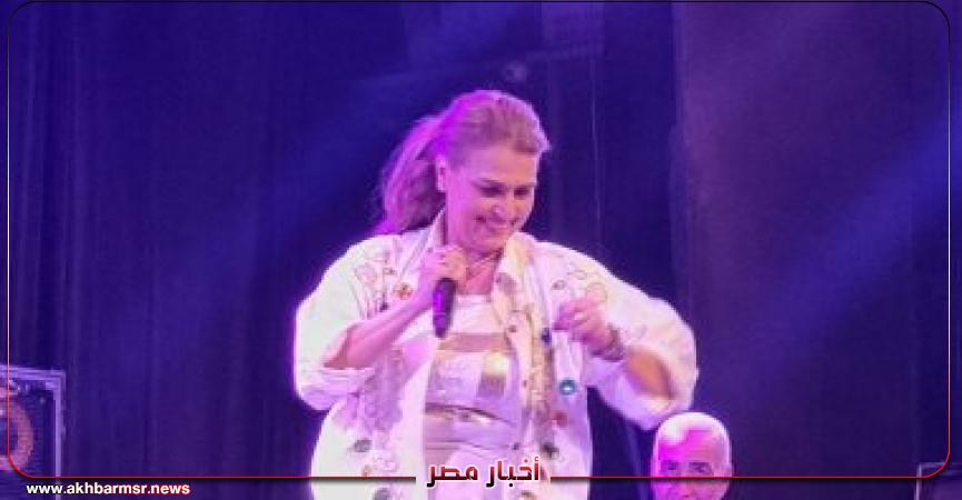 الفنانة سيمون