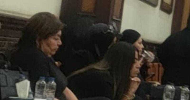 المخرجة منال الصيفى تتلقى العزاء فى زوجها الفنان أشرف مصيلحى بمسجد المشير
