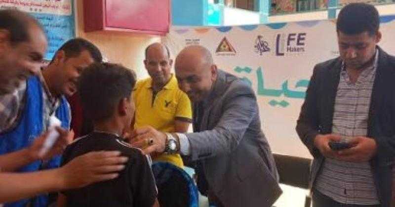 حياة كريمة.. توزيع شنط مدرسية ضمن مبادرة ”راجعين نتعلم” بمركز الإسماعيلية