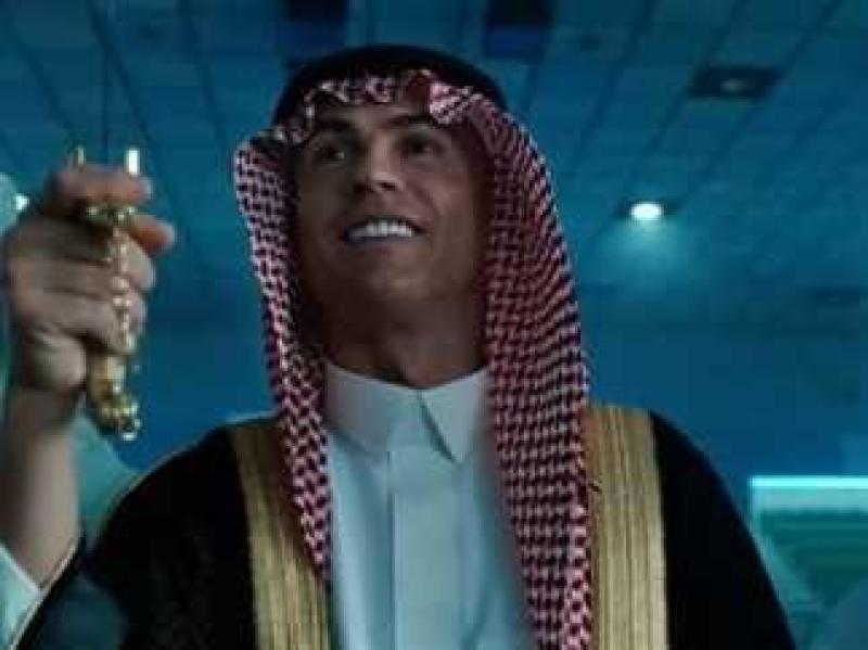 كريستيانو رونالدو يخطف الأنظار بالزي السعودي (فيديو)