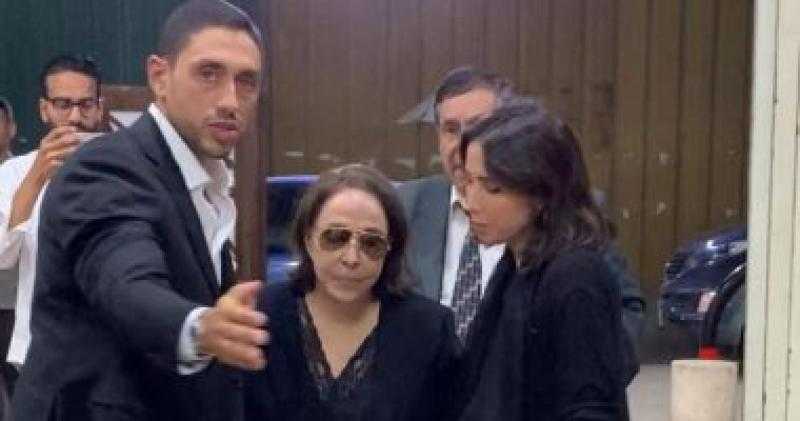 عفاف راضى تتلقى عزاء شقيقها المخرج منير راضى.. وابنتها مى كمال تلازمها