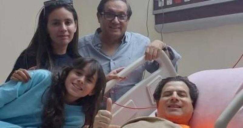 جميلة عوض ووالدها يساندان المخرج عاطف عوض من داخل المستشفى