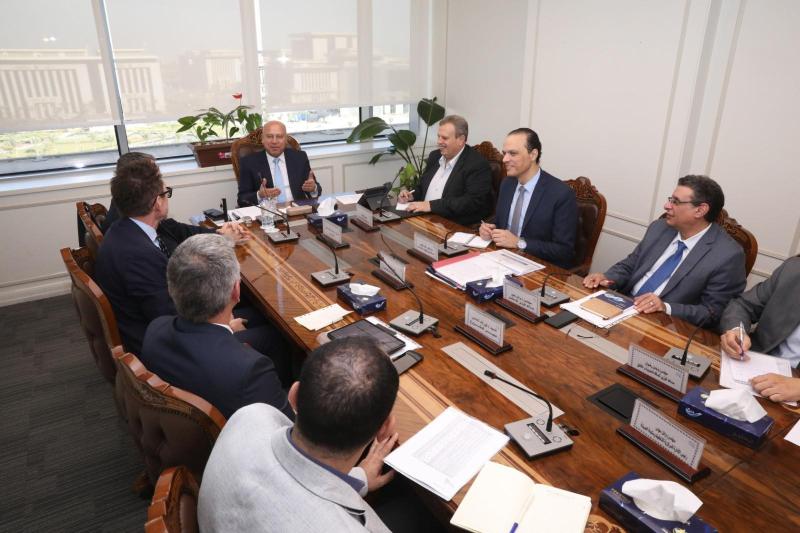 وزير النقل يتابع مع رئيس جانز مافاج المجرية تصنيع وتوريد باقي صفقة الـ1350 عربة سكة حديد