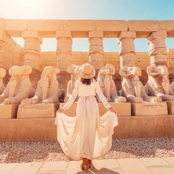 موقع Travel off Path يلقي الضوء على أسباب زيادة إقبال السائحين على زيارة المقصد السياحي المصري خلال عام 2023