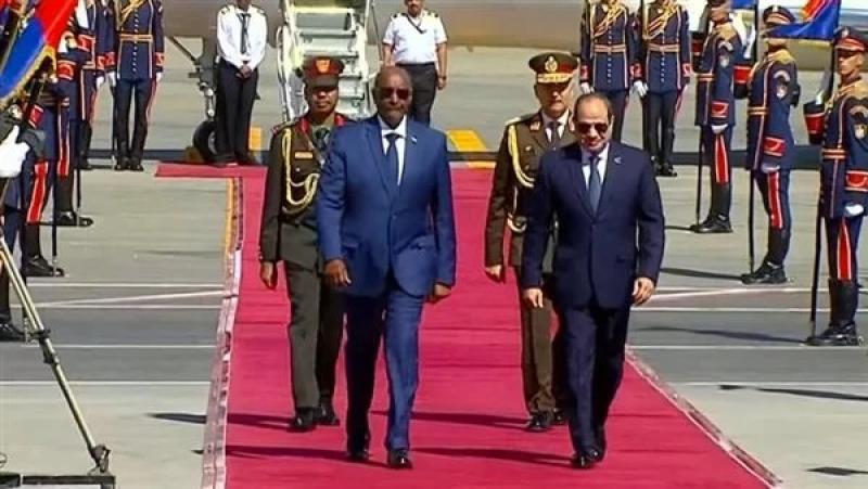 الرئيس السيسي يستقبل رئيس مجلس السيادة السوداني بمطار القاهرة| فيديو