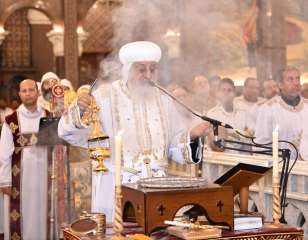 البابا تواضروس يصلي لقان وقداس «خميس العهد» في دير مارمينا بمريوط