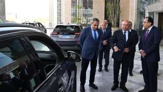 رئيس الوزراء يتفقد سيارات ”تاكسي العاصمة”… تفاصيل