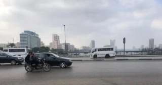 ”النشرة المرورية تُبلغ عن زحام في الطرق الرئيسية في القاهرة والجيزة.”
