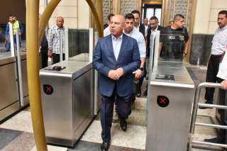 وزير النقل يتفقد مشروعات السكك الحديدية بالإسكندرية ويشدد على تحسين الخدمات والصيانة