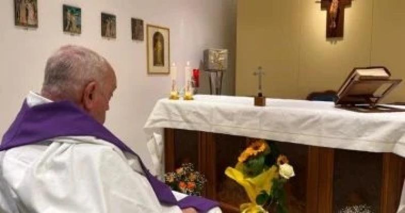 بابا الفاتيكان يتدرب على تحسين صوته بعد الاستخدام المطول للعلاج بالأكسجين