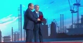 الرئيس السيسى يمنح أوسمة للمكرمين بقطاعات العمل ويفتتح المرحلة الثانية لشركة السويس للصلب