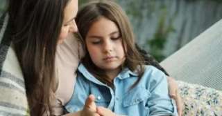 إزاى تتعاملى معاها لما تقولك ”أنا تخينة يا ماما”؟