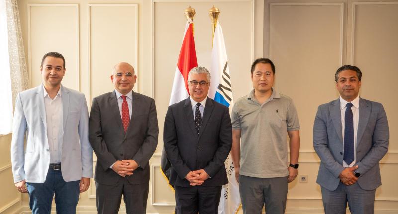 رئيس اقتصادية قناة السويس يوقع عقد مشروع شركة كينليد الصينية لإنتاج مواد التغليف بمنطقة القنطرة غرب الصناعية