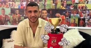 رامي ربيعة يحتفل بعيد ميلاده مع أسرته بتورتة الأهلي