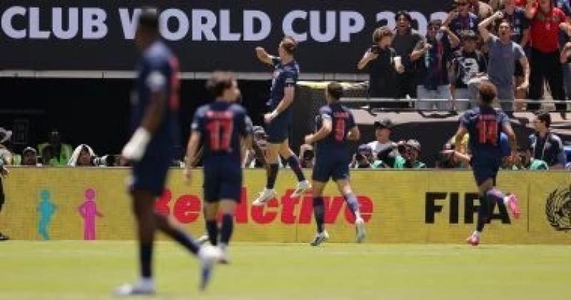 بطل فرنسا يتقدم بثنائية فى الشوط الأول