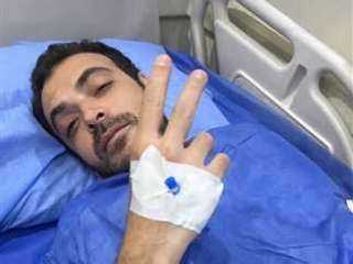 أحمد خالد أمين يجري عملية جراحية