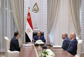 السيد الرئيس عبد الفتاح السيسي يجتمع ، اليوم بمدينة العلمين، مع الدكتور مصطفى مدبولي رئيس مجلس الوزراء، والمهندس محمود عصمت وزير الكهرباء والطاقة المُتجددة.