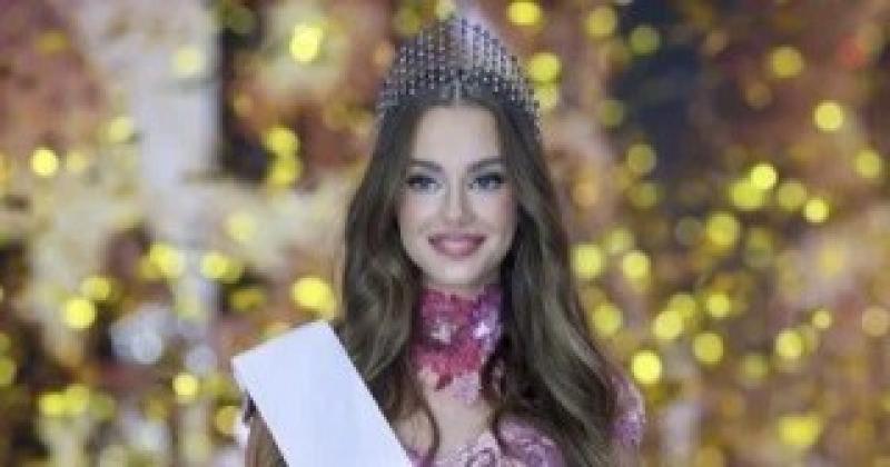 طالبة ثانوية عمرها 17 عامًا تتوج بلقب ملكة جمال المجر 2025..